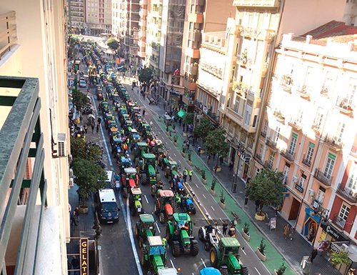Farmers storm Valencia city