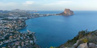 Valencia defends laws affecting use of coast land